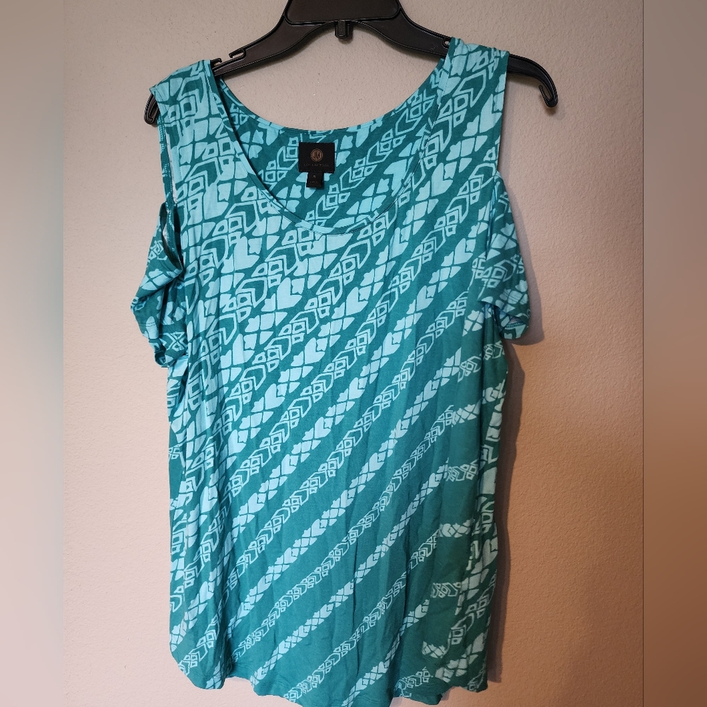 LIKE NEW JM Collection Dissipating Etch Cold-Shoulder Top